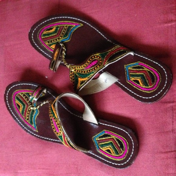 split toe Embroidered beach sandal - Picture 3 of 6